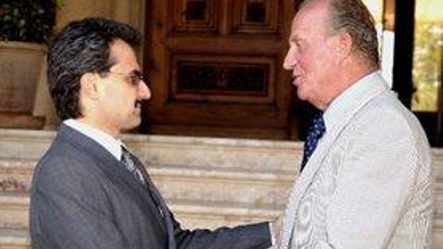 Alwaleed y el rey Juan Carlos se saludan.