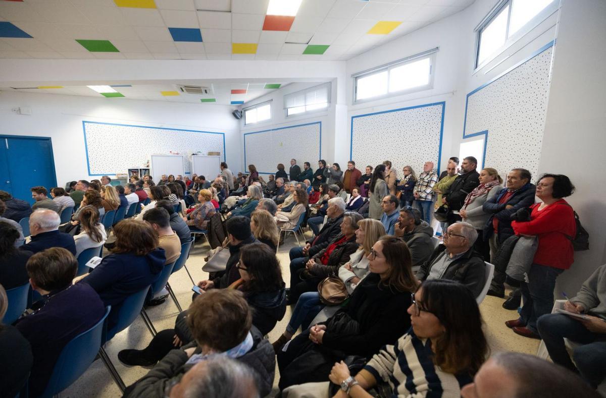 Más de una veintena de personas tuvo que seguir la exposición de pie por falta de espacio. | V. M.