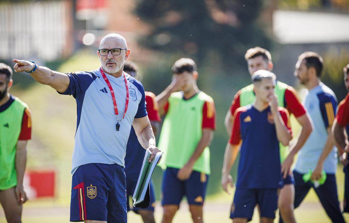 Luis de la Fuente, durante el entrenamiento de la selección española.