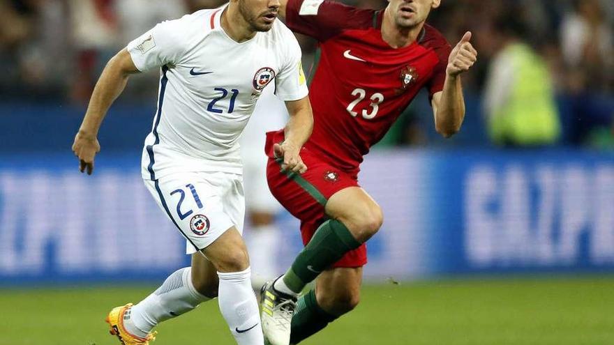 Silva persigue a Marcelo Díaz durante la semifinal de la Copa Confederaciones entre Chile y Portugal. // Yuri Kochetkov