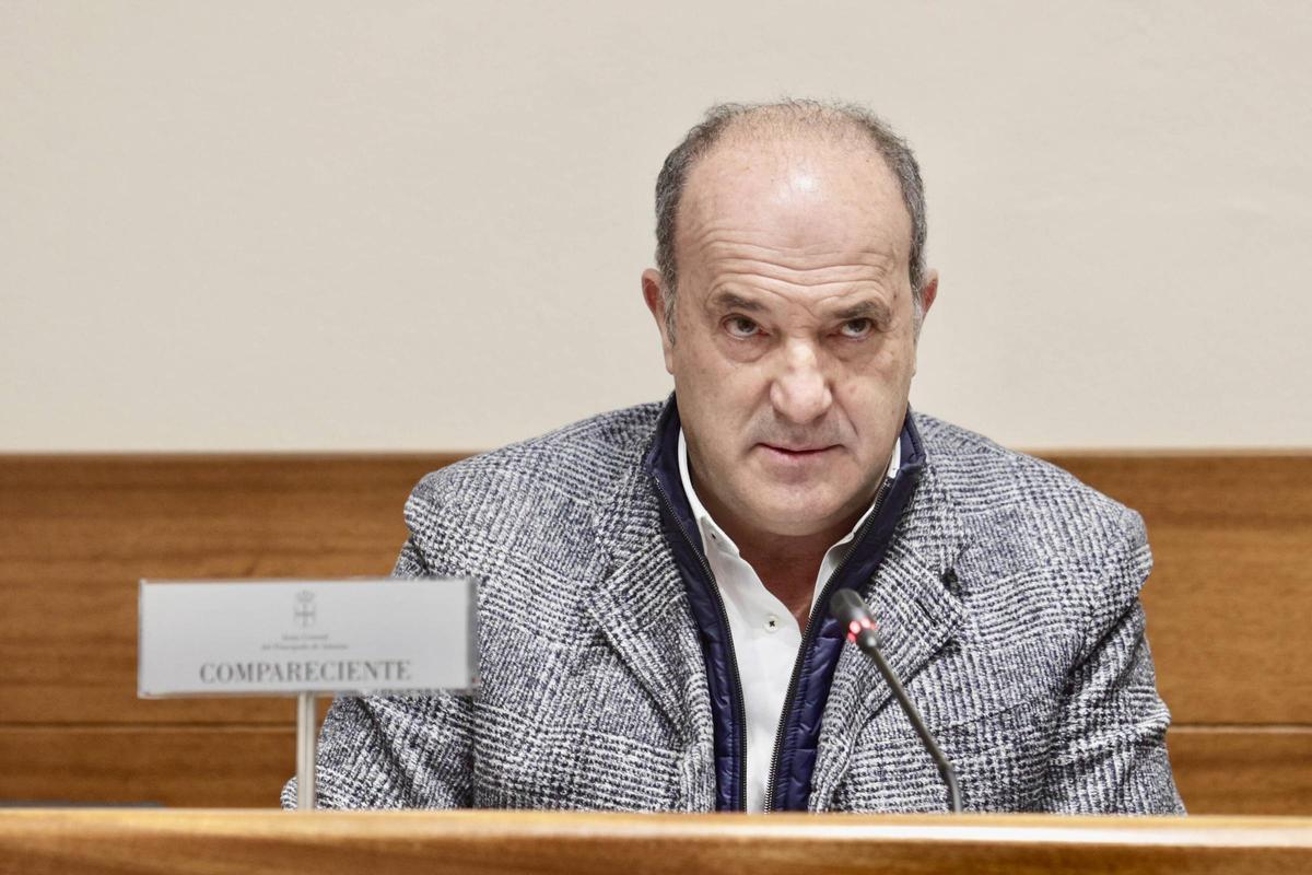 El empresario, durante la comisión.