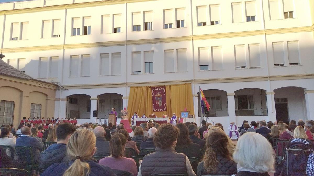 Misa funeral por el padre Tejera en noviembre de 2011 en San Estanislao, con el edificio de la enfermería detrás.