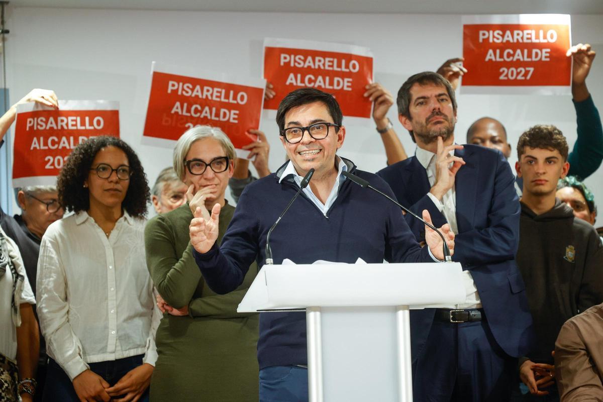 Gerardo Pisarello, acompañado de Ada Colau y Ernest Urtasun, durante la presentación de su candidatura.