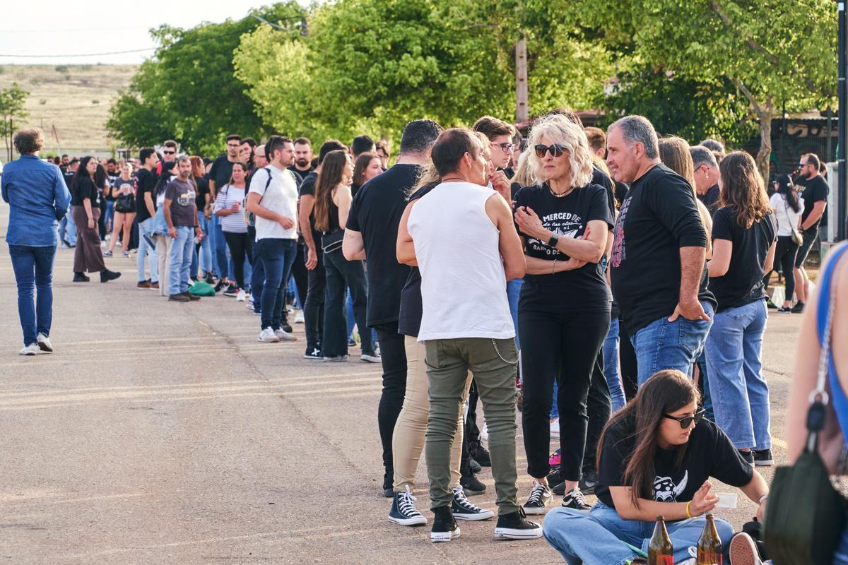 Cola para entrar a ver a Marea en Cáceres