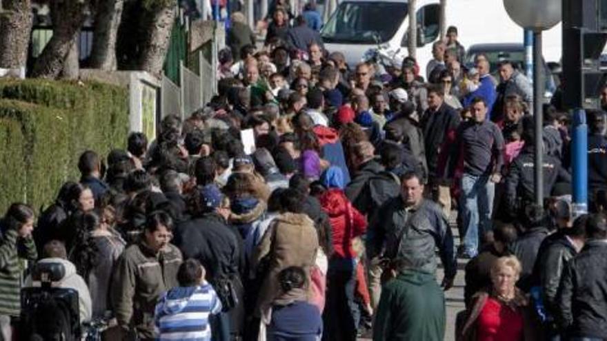 Imagen reciente de una de las grandes colas de inmigrantes a las puertas de Extranjería en la calle Campo de Mirra.