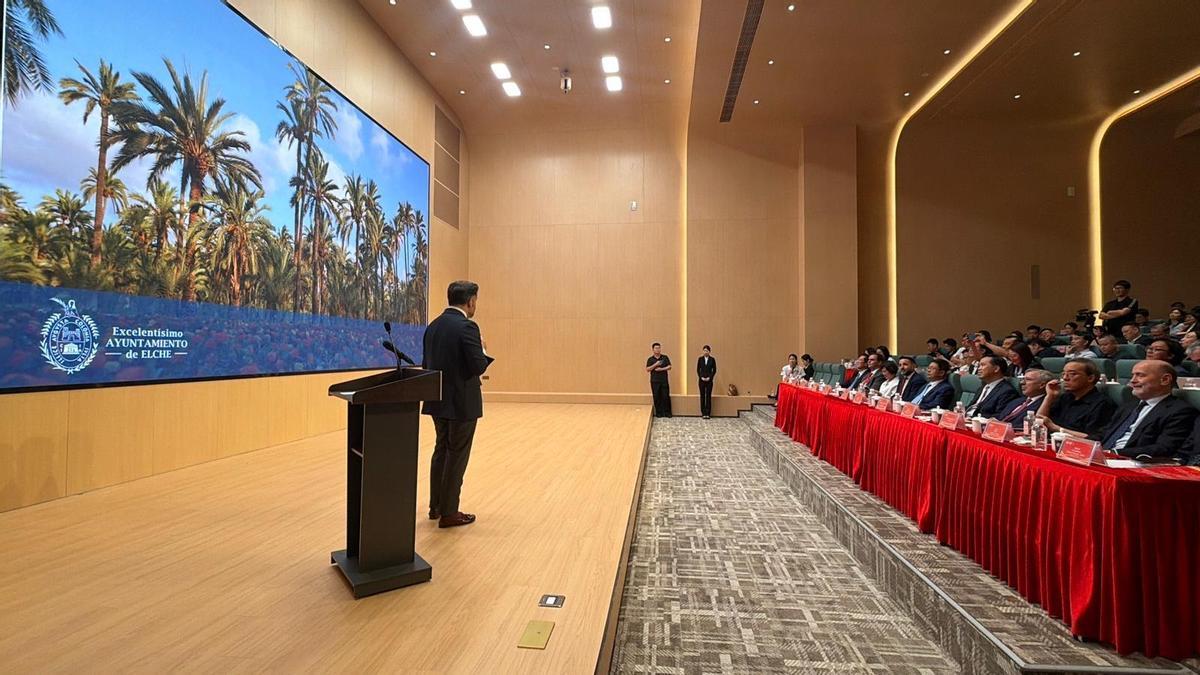 El alcalde presenta la ciudad de Elche a los empresarios chinos este jueves por la mañana