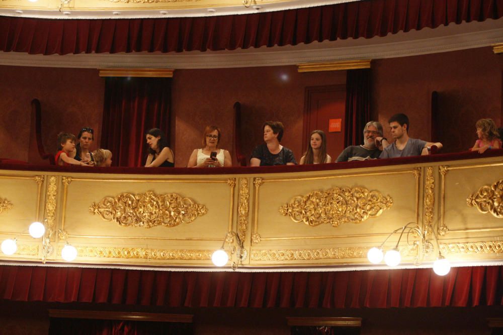 Els Amics de les Arts omplen de nens el Teatre Municipal