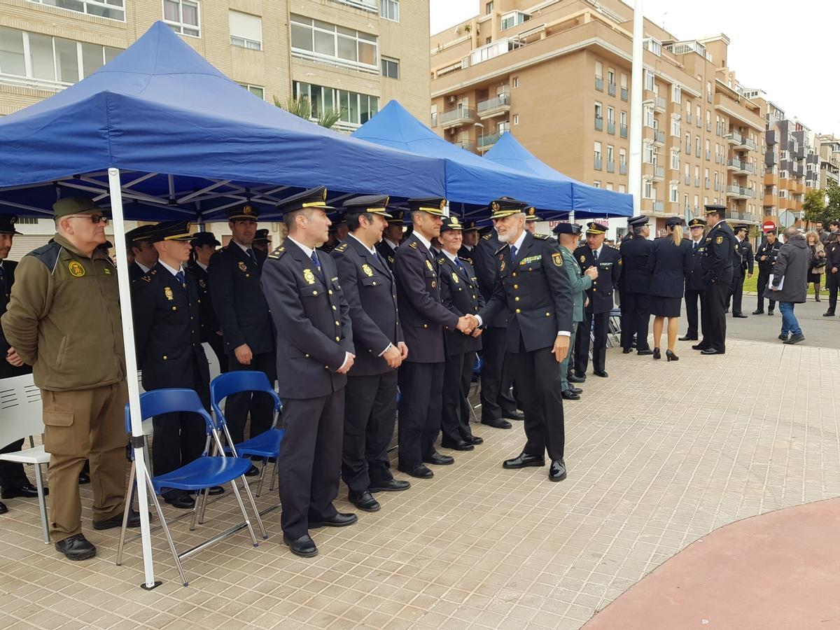 Saludos, antes del inicio del acto.