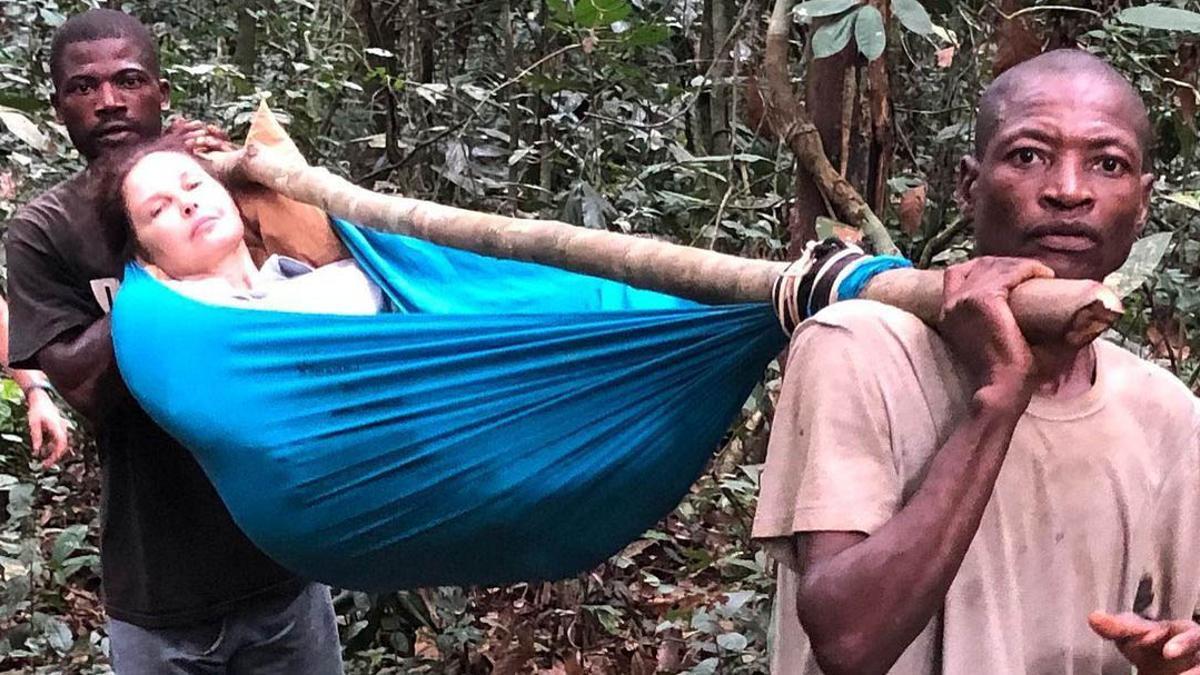 Ashley Judd vuelve a caminar tras sufrir un aparatoso accidente en una selva congoleña.