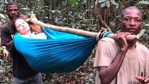 Ashley Judd, transportada en un hamaca por la selva de El Congo. 