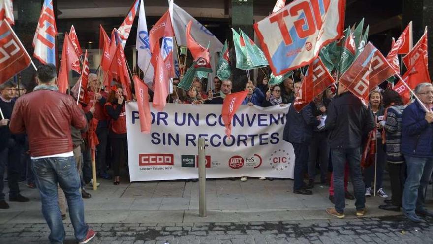 Concentración, ayer a mediodía, ante la sede de Abanca en A Coruña.