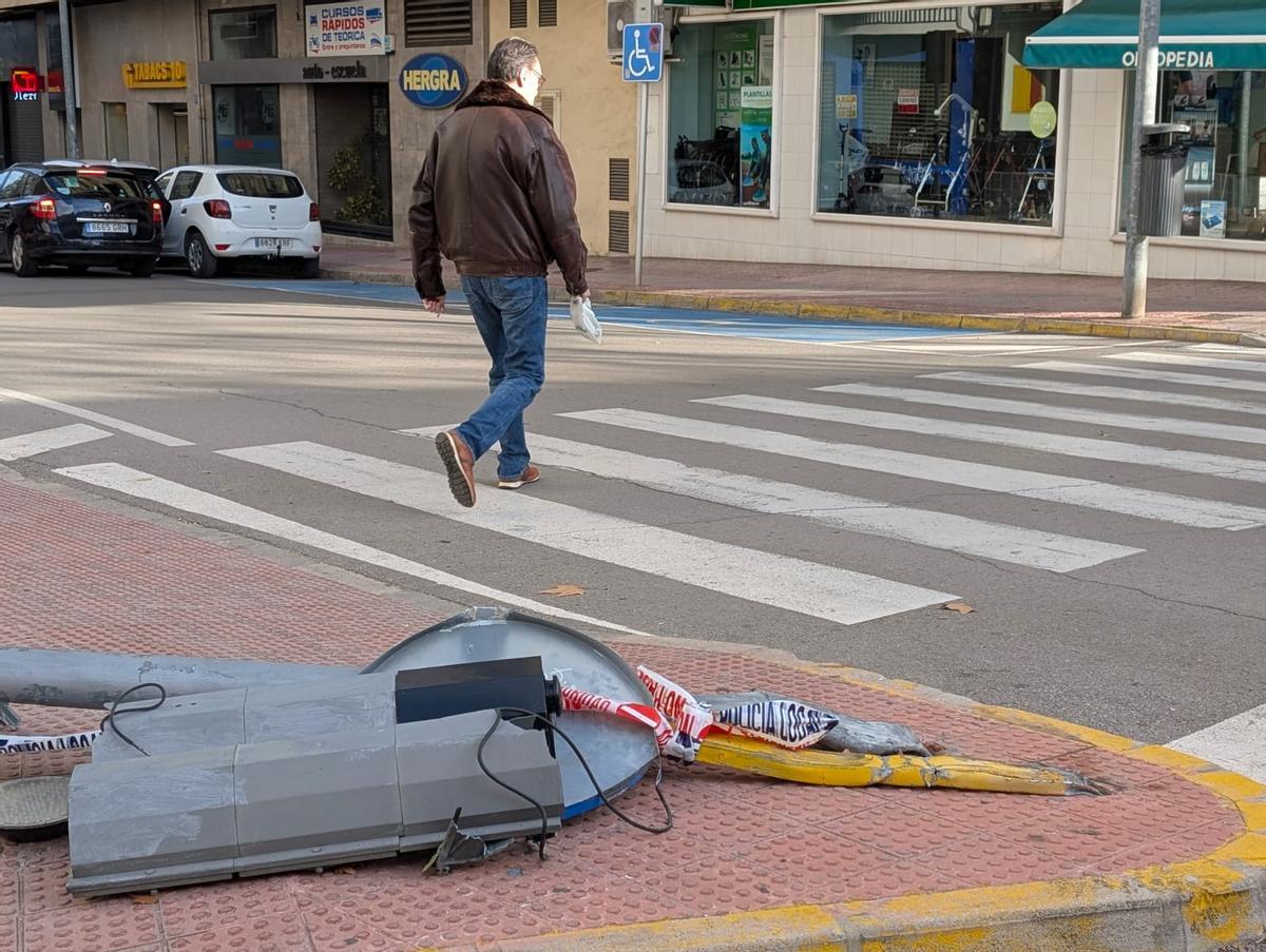 Uno de los semáforos que se llevó por delante un conductor en Xàtiva, en una imagen captada hoy.