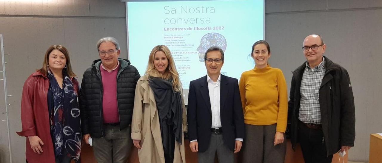 Organizadores y participantes del nuevo ciclo Sa Nostra Conversa