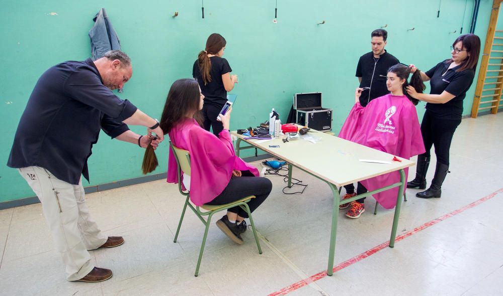 El Instituto Cabo de la Huerta conmemora el Día de la Mujer recaudando cabello y donativos