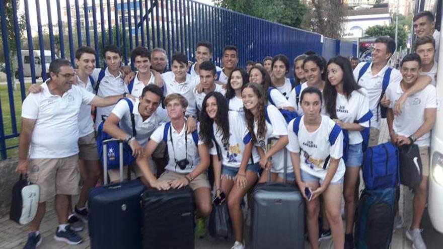 Integrantes del equipo de baloncesto de Gamarra y del equipo de fútbol sala del Liceo francés, este fin de semana, de camino a Genk.