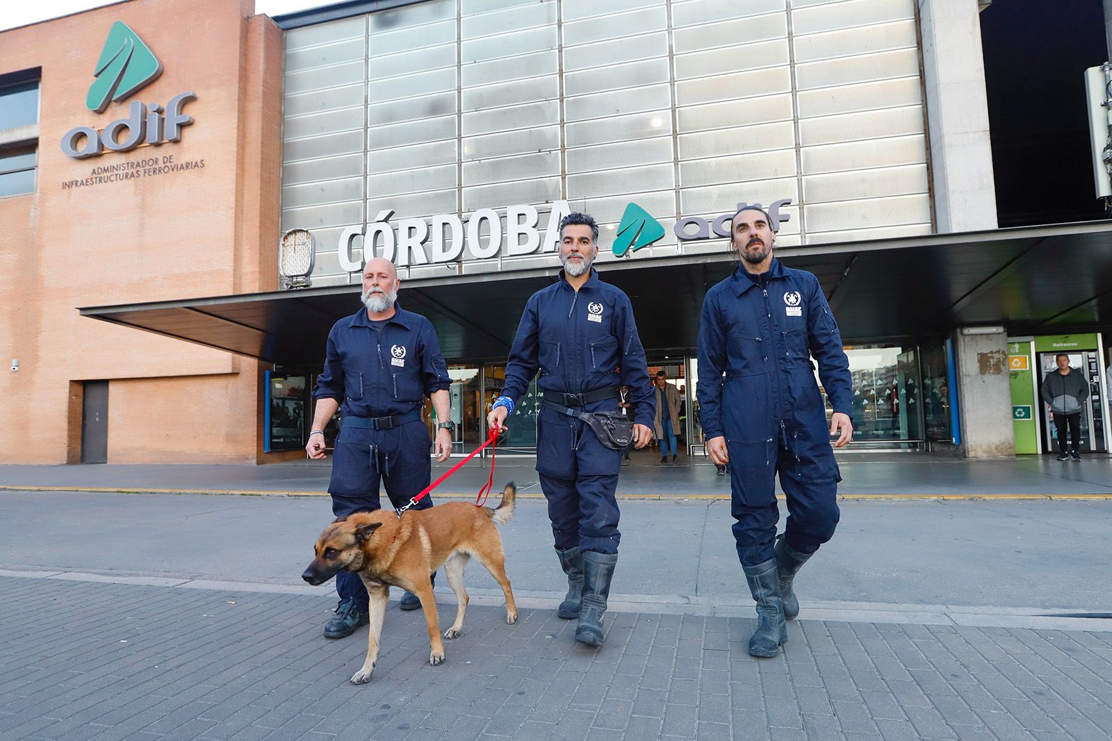 Familia y compañeros reciben con aplausos a los bomberos desplegados en Turquía