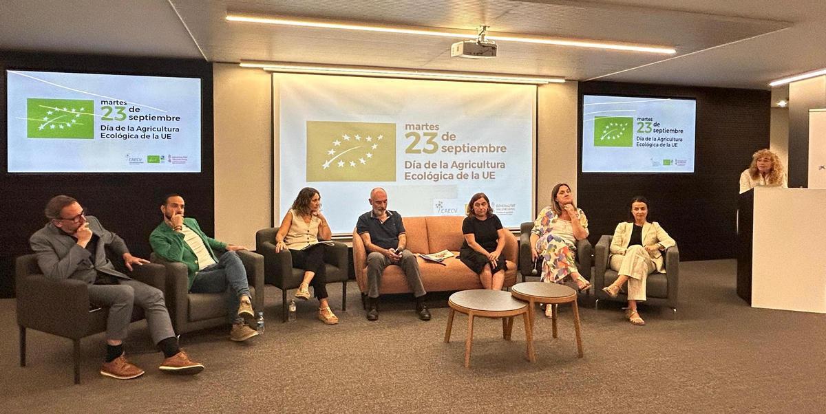 Mesa redonda. De derecha a izquierda: Rosa Vázquez, directora técnica de PROAVA, Elena Picó, secretaria del Colegio Oficial de Agrónomos de Levante, María Sanjuan, técnico de la UNAE, Julián Tío Barraca, director de Avacu, Amparo Mocholí, abogada de Tyrius, Lucía Peris, jefa de prensa de la Unión de Consumidores, Miguel March, delegado en Valencia de Hosbec y Manuel Espinar, presidente de la Confederación Empresarial de Hostelería y Turismo de la Comunidad Valenciana.