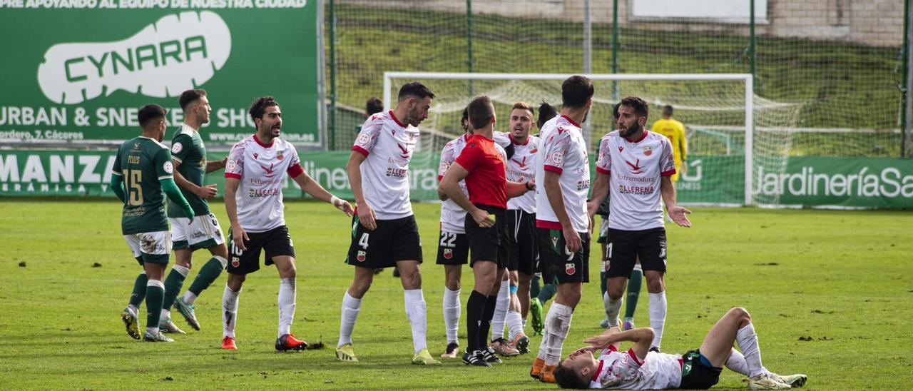 Pablo Platero, en el suelo tras un lance.