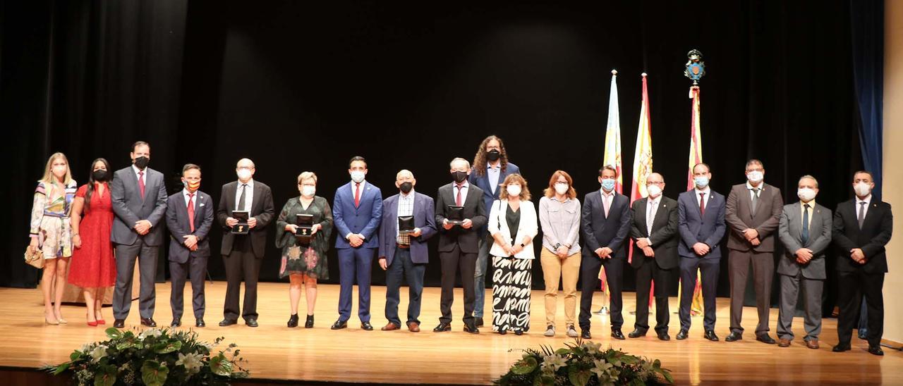 Los galardonados, con el alcalde y otros ediles.