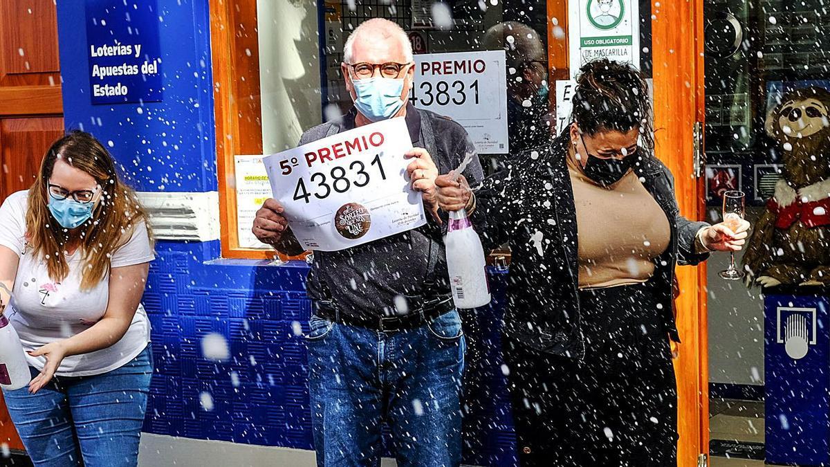 La cigarra de oro, de Santa María de Guía, festeja haber entregado el mayor premio que se queda en Gran Canaria. | | JOSÉ CARLOS GUERRA