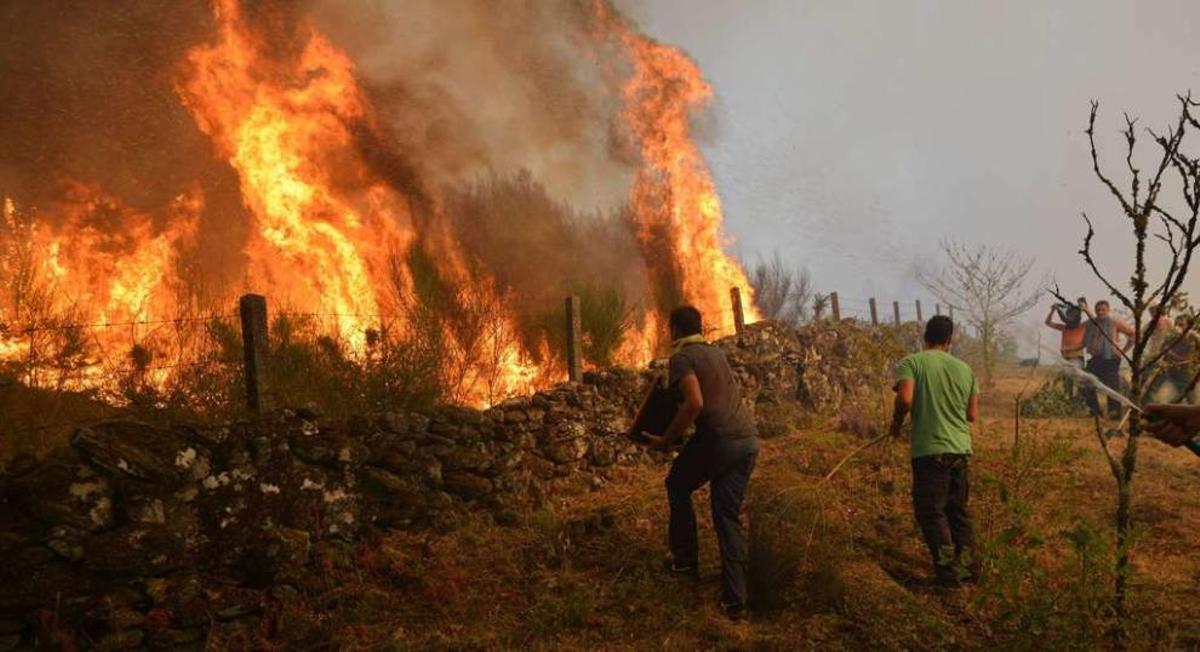 Pontesampaio revive el pánico de 2006 con un incendio que obliga a varios desalojos