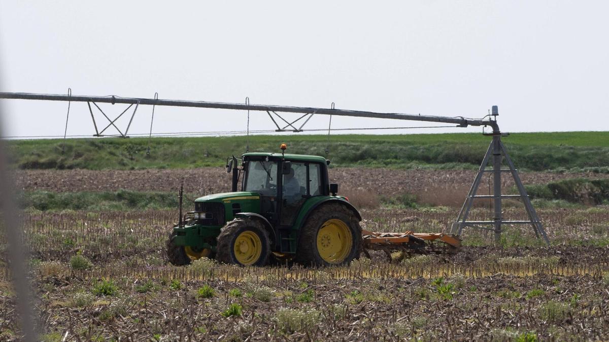Un agricultor trabajando la tierra en la provincia de Zamora.