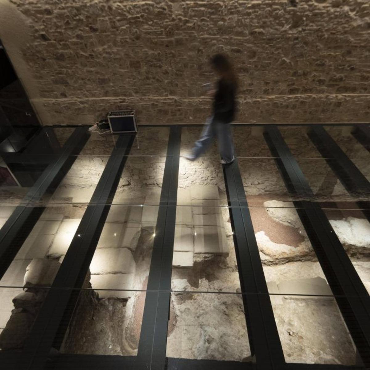 La troballa del paviment del fòrum romà redibuixa el mapa de Barcino