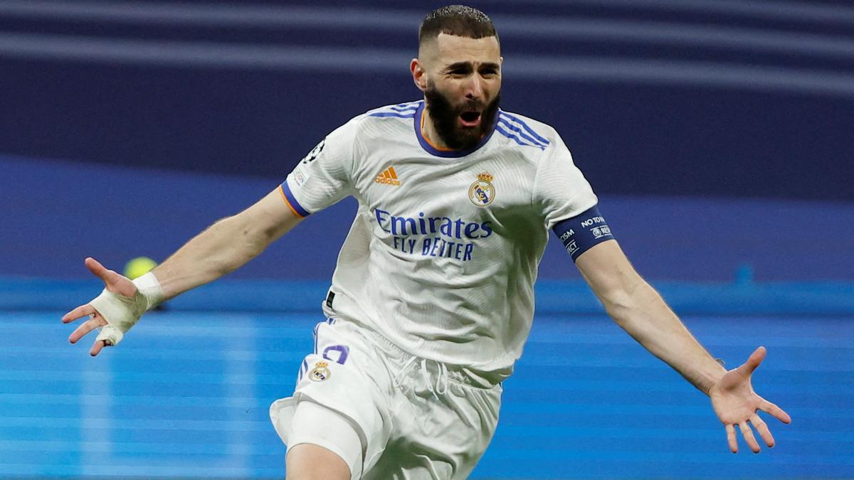 Soccer Football - Champions League - Quarter Final - Second Leg - Real Madrid v Chelsea - Santiago Bernabeu, Madrid, Spain - April 12, 2022 Real Madrid's Karim Benzema celebrates scoring their second goal REUTERS/Juan Medina