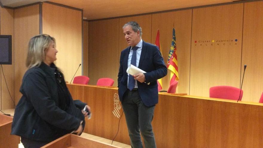 El decano Pedro Viguer, atiende a una periodista tras la rueda de prensa