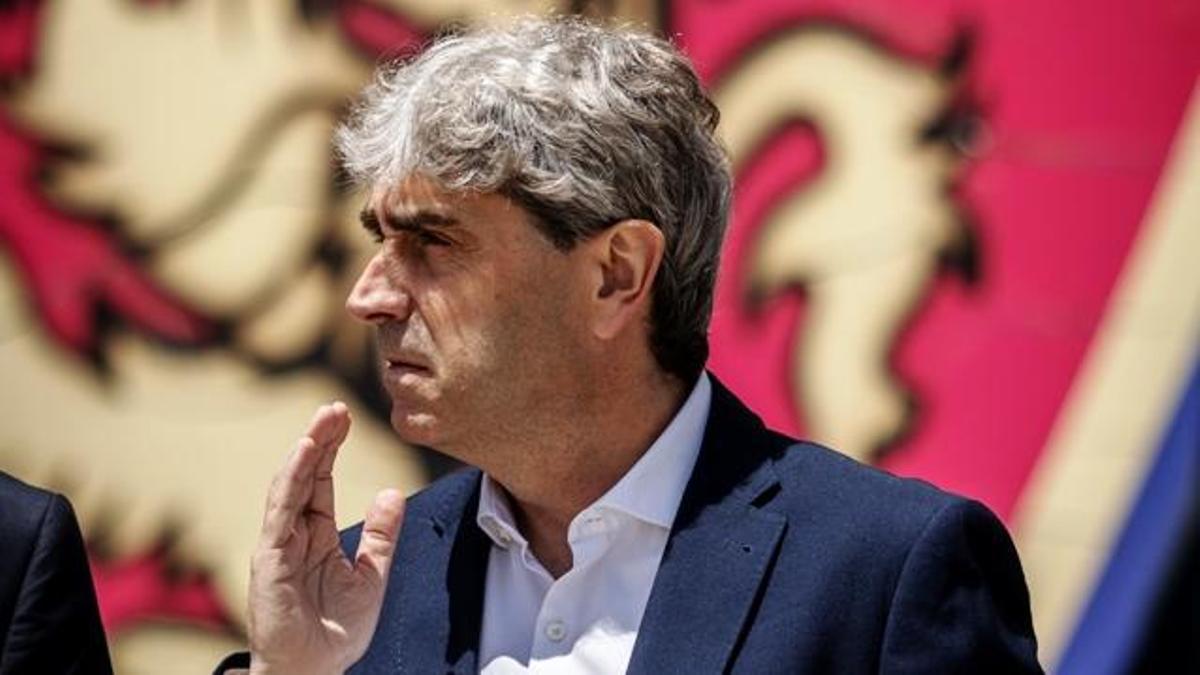 Txema Indias, director deportivo del Real Zaragoza, a la salida de las oficinas del club.