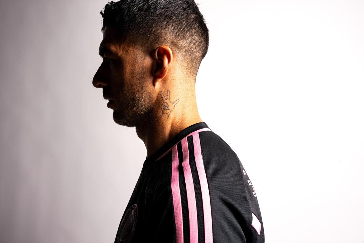 Luis Suárez ya posa con la camiseta del Inter de Miami Luis Suárez ya posa con la camiseta del Inter de Miami