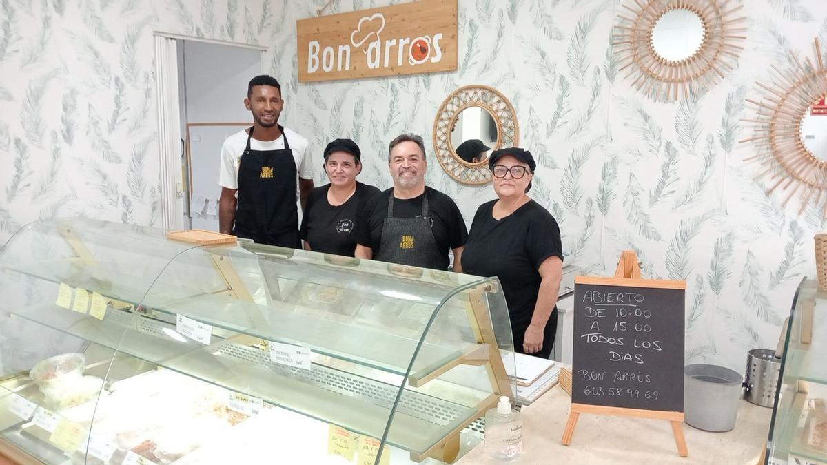 Jose Felix, su mujer y los trabajadores de Bon Arros en la playa de Xeraco