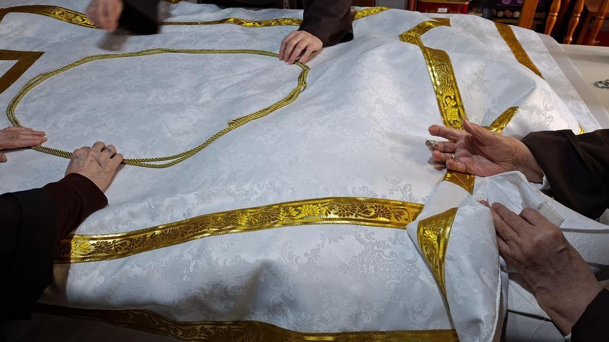 Repostero que colgará del balcón del Obispado de Tenerife con el escudo del papa León XIV.