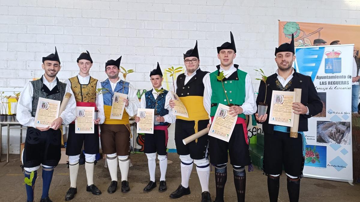 Los gaiteros participantes nel concursu.