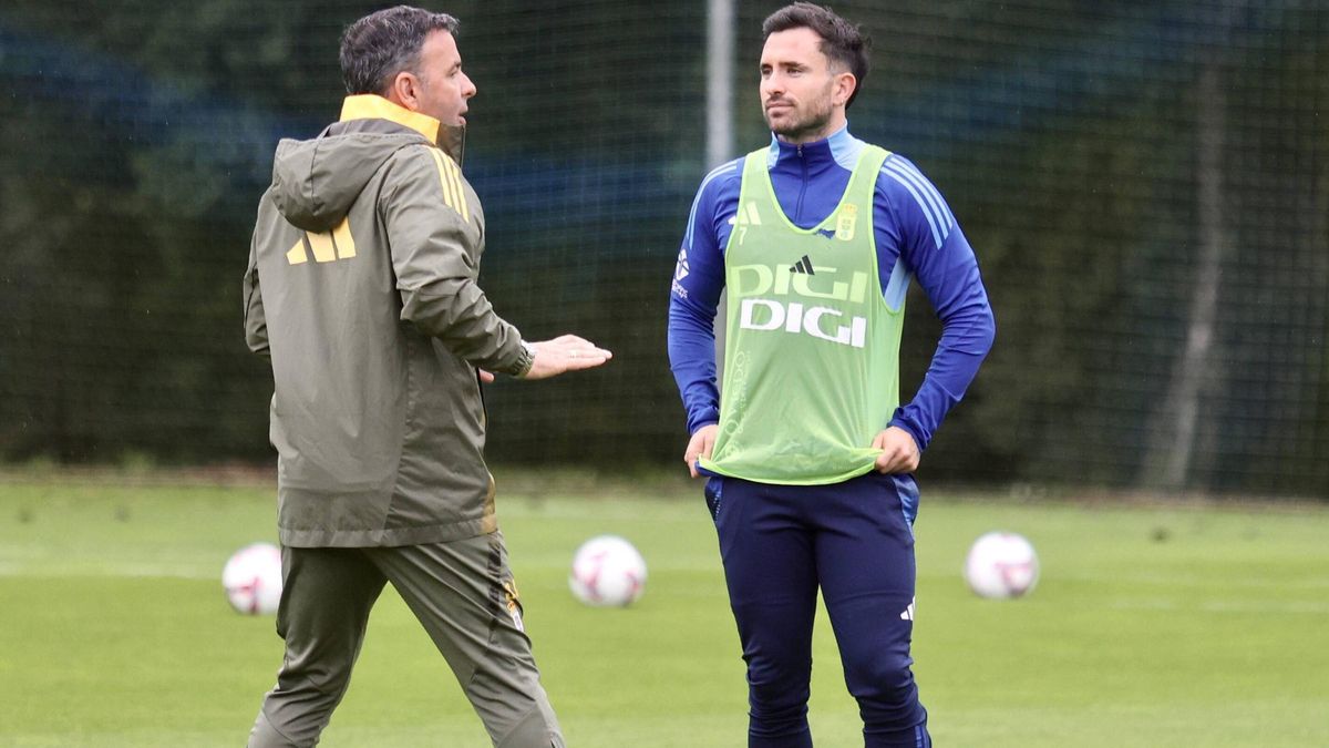Un momento del entrenamiento. FUTBOL. 2. REAL OVIEDO. ENTRENAMIENTO