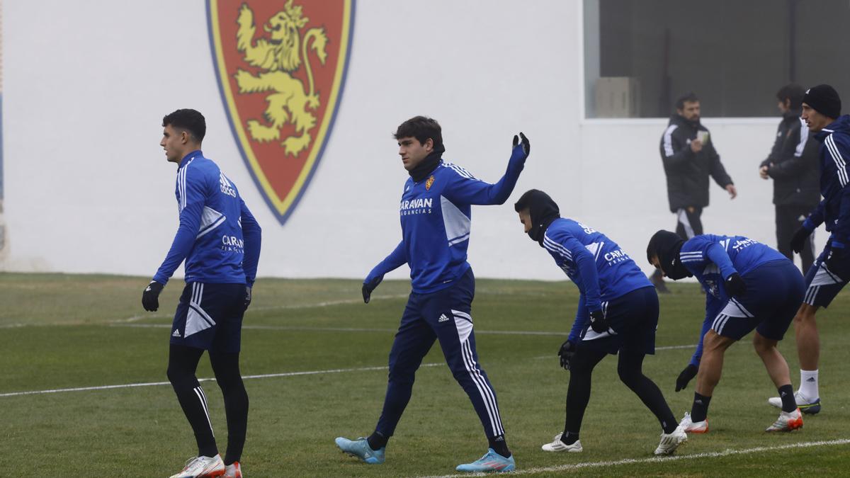 Iván Azón, entre Bermejo y Marcos Luna, en un entrenamiento de esta semana.