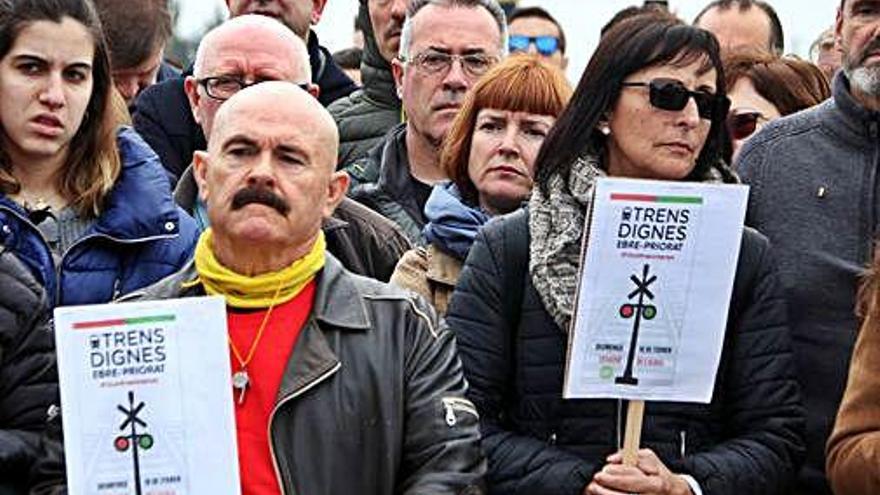 Els manifestants que van aplegar-se ahir a l&#039;estació de l&#039;Aldea.