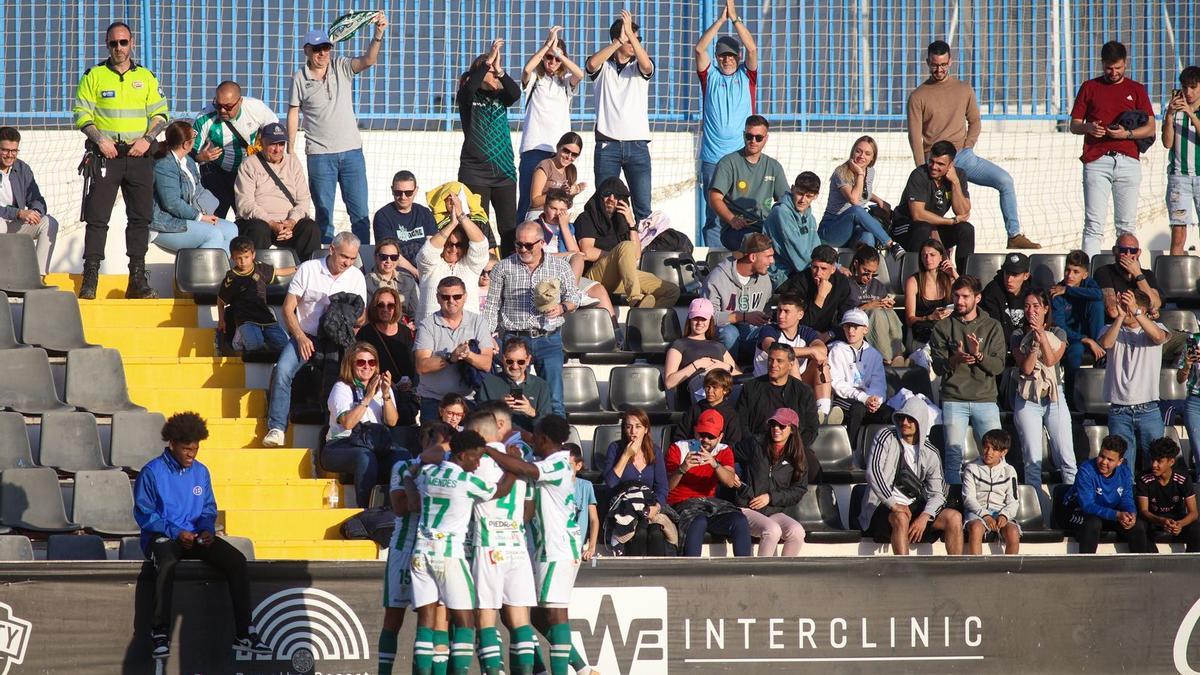 La afición y futbolistas del Córdoba CF celebran un gol durante el encuentro ante el Intercity en el Antonio Solana.