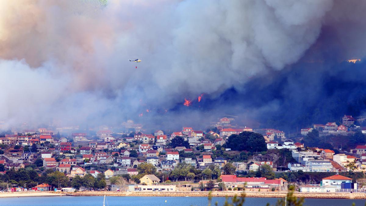 El incendio desde la ría de Vigo.