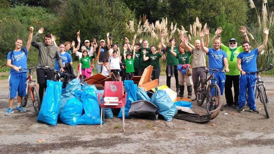 Voluntarios de Cambre en una jornada de limpieza del río Mero el año pasado, con Proxecto Ríos.