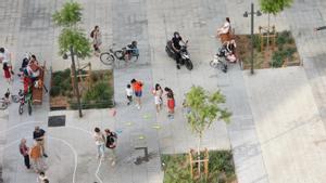 Una moto cruza por mitad de la plaza en plena fiesta reivindicativa para que no lo hagan.