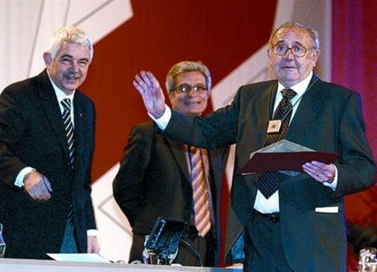 2005 3 El president de la Generalitat Pasqual Maragall, el conseller Joan Saura i Pernau, en l’entrega al periodista de la Creu de Sant Jordi. 2005 3 El president de la Generalitat Pasqual Maragall, el conseller Joan Saura i Pernau, en l’entrega al periodista de la Creu de Sant Jordi.