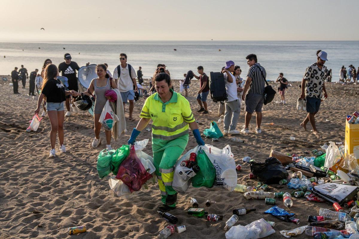 Limpieza de las playas de Barcelona tras la verbena de Sant Joan 2025 Limpieza de las playas de Barcelona tras la verbena de Sant Joan 2025