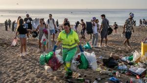Limpieza de las playas de Barcelona tras la verbena de Sant Joan 2025