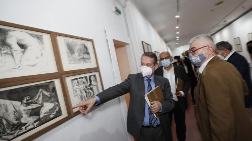 Abel Caballero, alcalde de Vigo, Carlos Bernárdez, comisario de la exposición y Abel Losada, concejal de Cultura, observando los lienzos de Picasso.  