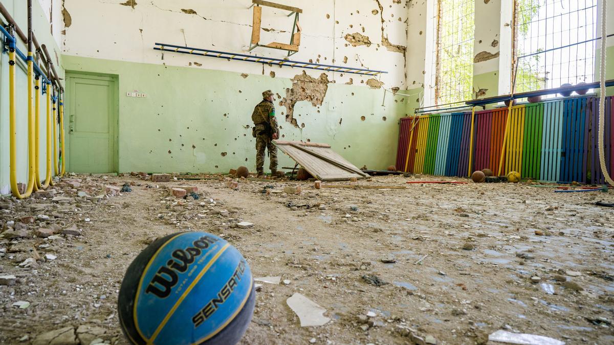 Un soldado de Ucrania en una escuela bombardeada en la localidad de Luch, cerca de la frontera con la provincia de Jersón, ocupada por las fuerzas de Rusia