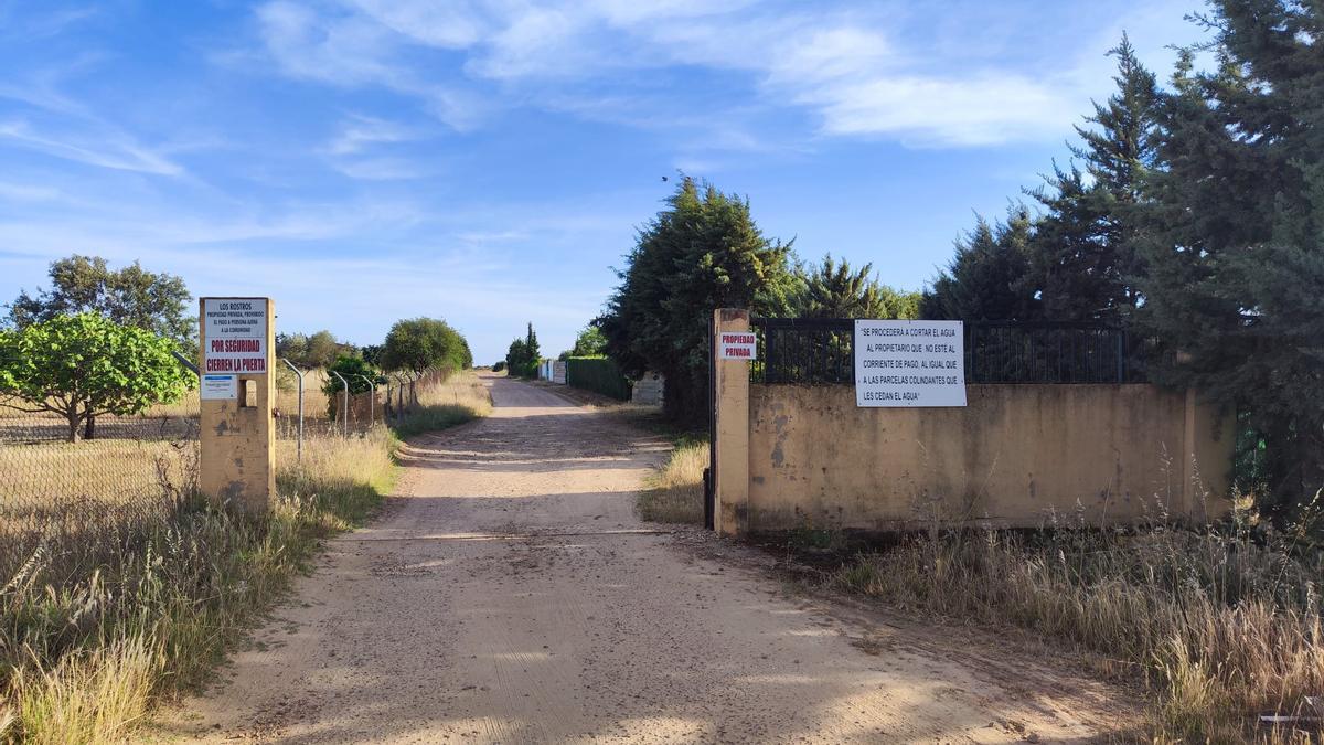 Camino de entrada a Los Rostros de Santa Amalia en Badajoz.