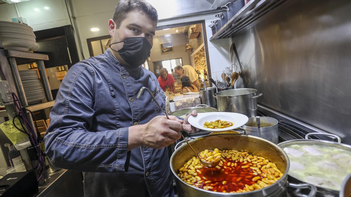 Juan Cuesta, llenando un plato de fabada.