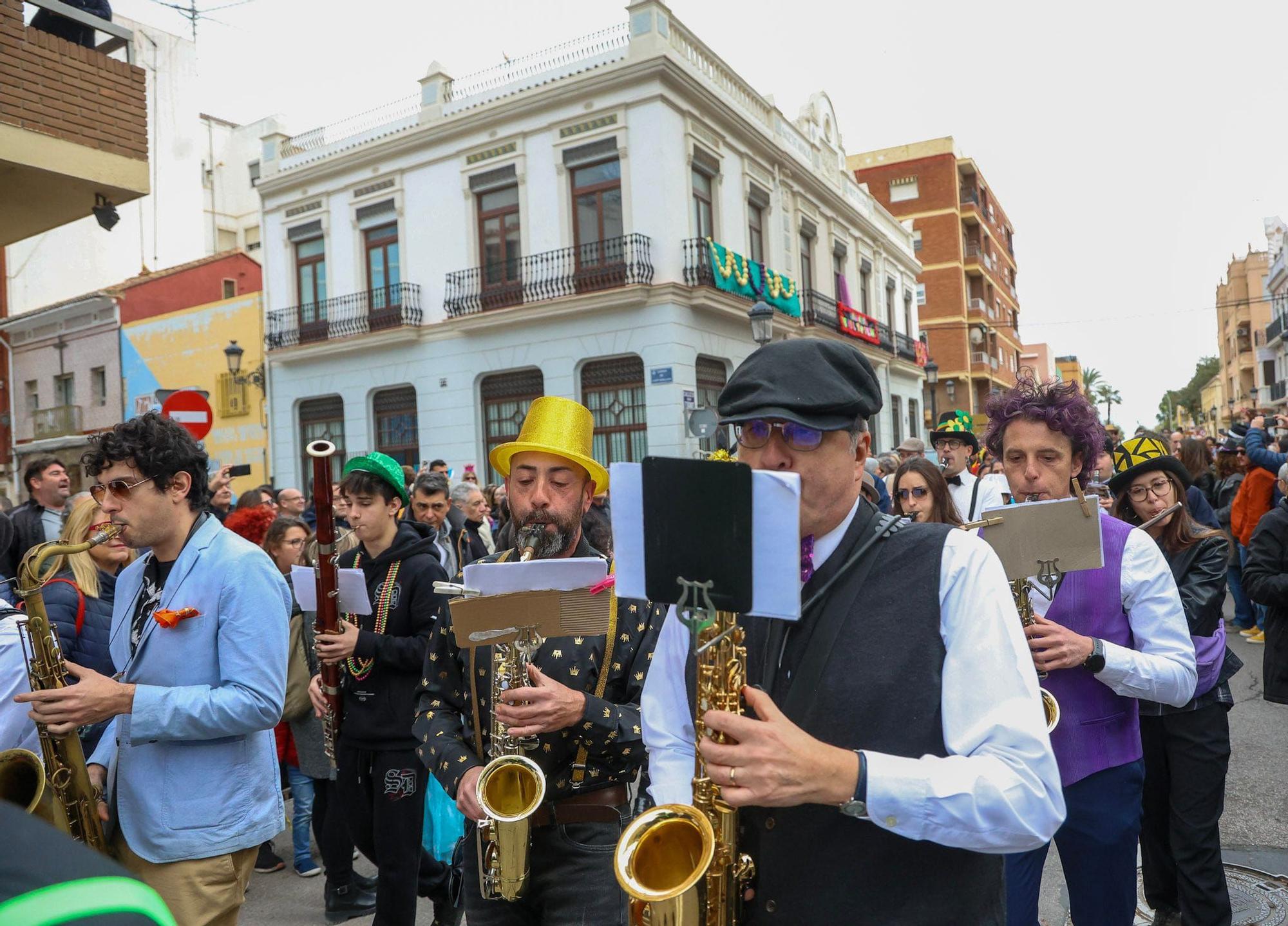 El Cabanyal se vuelca con el carnaval más americano con el 'Mardi Grass' de Nueva Orleans