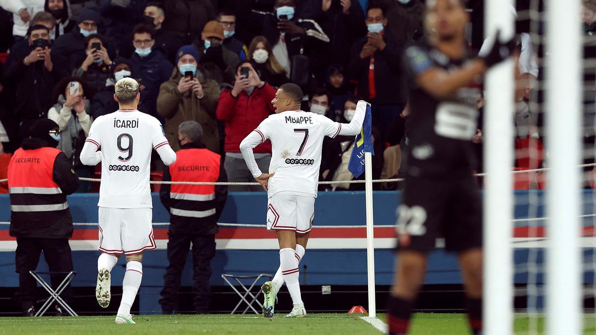 Mbappé celebra el gol al Rennes.
